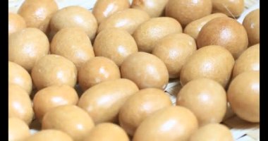Tabakta kızarmış fıstık.