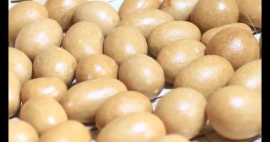 Tabakta kızarmış fıstık.