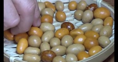 Tabakta kızarmış fıstık.