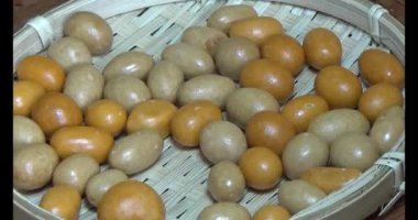 Tabakta kızarmış fıstık.