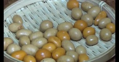 Tabakta kızarmış fıstık.