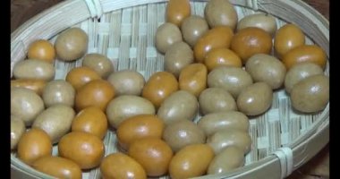 Tabakta kızarmış fıstık.