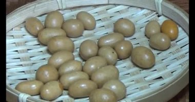 Tabakta kızarmış fıstık.