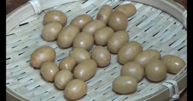 Tabakta kızarmış fıstık.