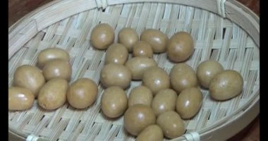 Tabakta kızarmış fıstık.