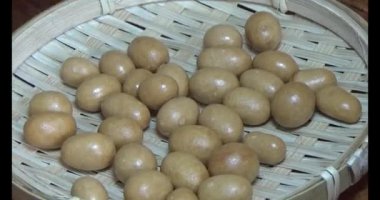 Tabakta kızarmış fıstık.