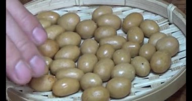 Tabakta kızarmış fıstık.