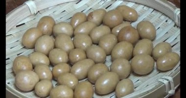 Tabakta kızarmış fıstık.