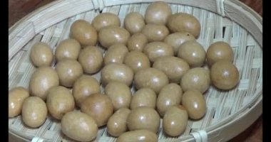 Tabakta kızarmış fıstık.