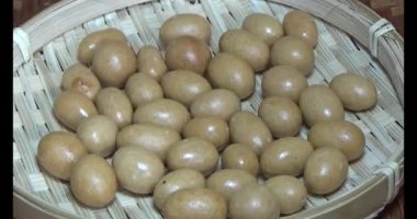 Tabakta kızarmış fıstık.