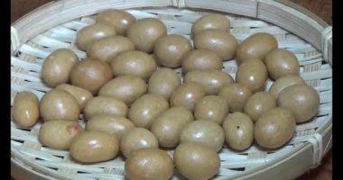 Tabakta kızarmış fıstık.