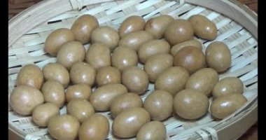 Tabakta kızarmış fıstık.