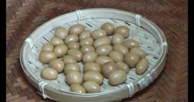 Tabakta kızarmış fıstık.