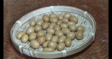 Tabakta kızarmış fıstık.