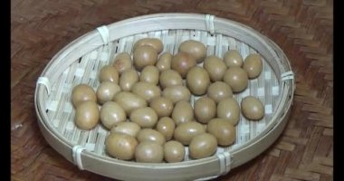 Tabakta kızarmış fıstık.