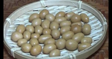 Tabakta kızarmış fıstık.