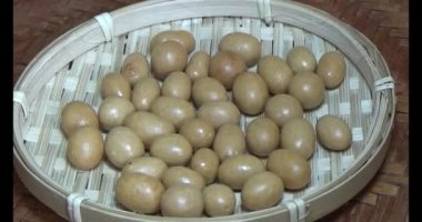 Tabakta kızarmış fıstık.