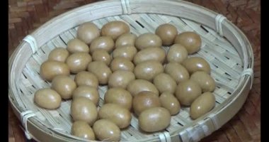 Tabakta kızarmış fıstık.