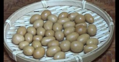 Tabakta kızarmış fıstık.