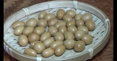 Tabakta kızarmış fıstık.