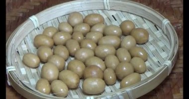 Tabakta kızarmış fıstık.