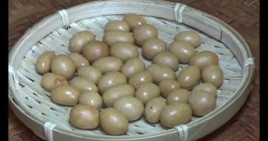 Tabakta kızarmış fıstık.