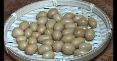 Tabakta kızarmış fıstık.