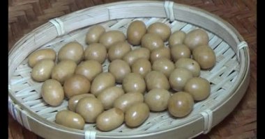 Tabakta kızarmış fıstık.