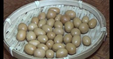 Tabakta kızarmış fıstık.