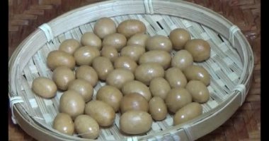 Tabakta kızarmış fıstık.