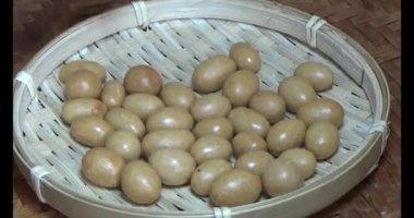 Tabakta kızarmış fıstık.