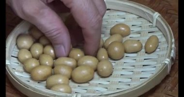 Tabakta kızarmış fıstık.