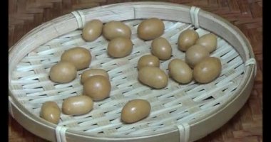 Tabakta kızarmış fıstık.