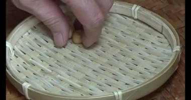 Tabakta kızarmış fıstık.