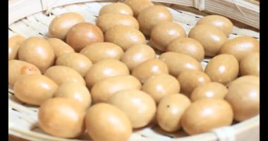 Tabakta kızarmış fıstık.