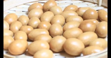 Tabakta kızarmış fıstık.