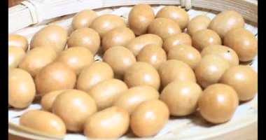 Tabakta kızarmış fıstık.