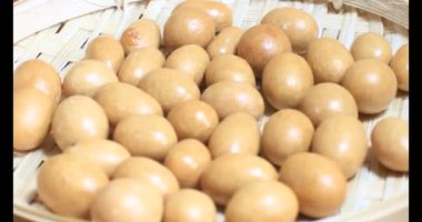 Tabakta kızarmış fıstık.