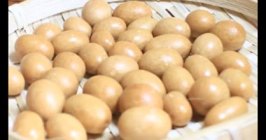 Tabakta kızarmış fıstık.