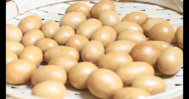 Tabakta kızarmış fıstık.