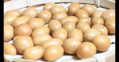 Tabakta kızarmış fıstık.