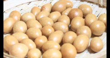 Tabakta kızarmış fıstık.