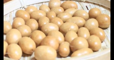 Tabakta kızarmış fıstık.