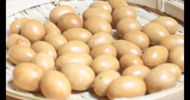 Tabakta kızarmış fıstık.