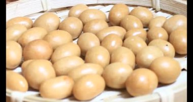 Tabakta kızarmış fıstık.