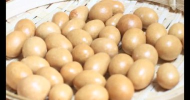 Tabakta kızarmış fıstık.