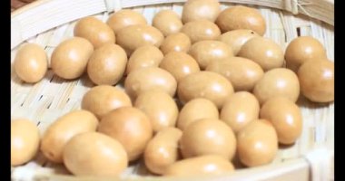 Tabakta kızarmış fıstık.