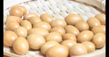 Tabakta kızarmış fıstık.