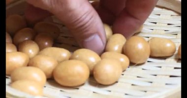 Tabakta kızarmış fıstık.