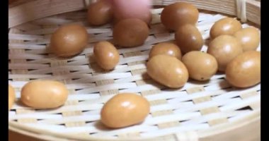 Tabakta kızarmış fıstık.